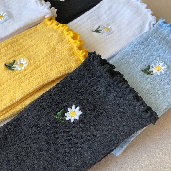 6 pair New Women Crew Ruffle Socks. - Picture 6 of 9